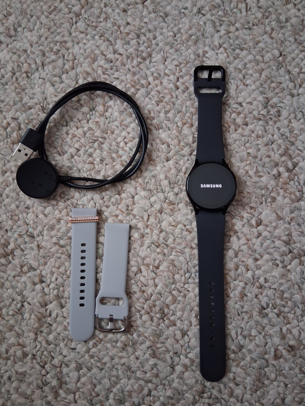 Samsung Galaxy Watch FE Smartwatch with Charger & Accessories - LIKE-NEW!